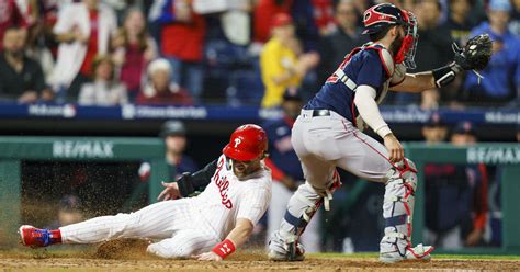 Harper gets extended ovation in return to Philly